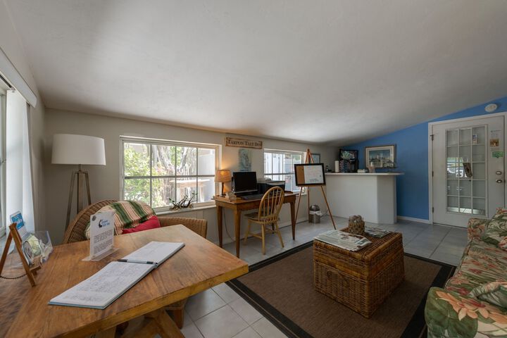 Tarpon Tale Inn