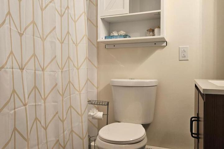 Cozy & Modern 3-Bed Retreat - 8 Mins to Bridge St