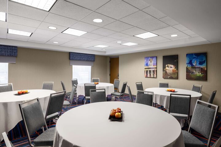 Hampton Inn & Suites State College at Williamsburg Square