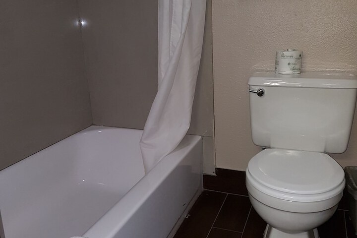 Room 17 of 33