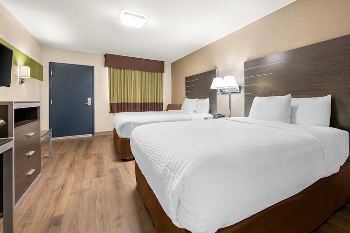 Clarion Pointe Athens I-65