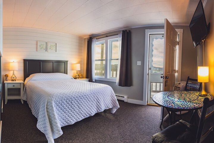 Bearskin Neck Motor Lodge