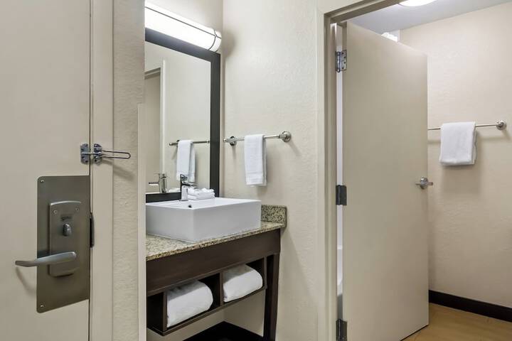 Room 33 of 40