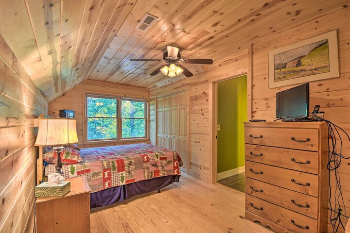 Secluded Cabin w / Deck 13 Miles to Downtown Murphy