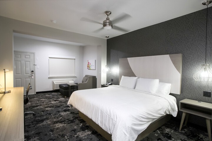 Room 27 of 32