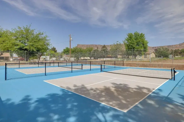 Hot Tub & Views: Modern Home 15 Mi to Zion NP