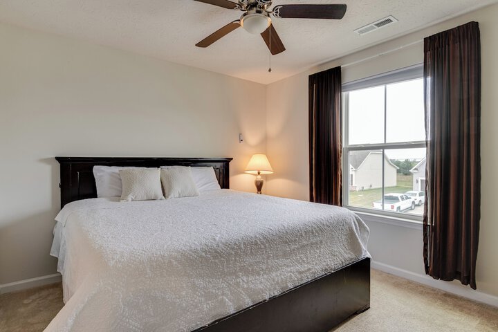Spacious Home w / Fireplace - Near Golf!