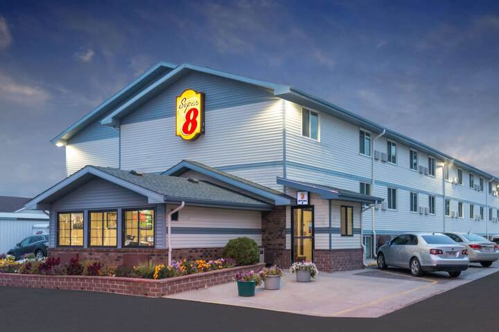Super 8 by Wyndham Pierre SD