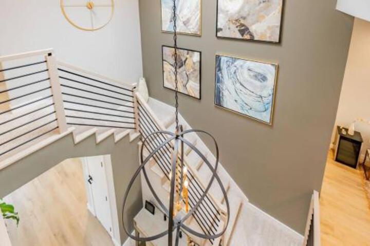 Luxurious 5B4B Home with Pool and View