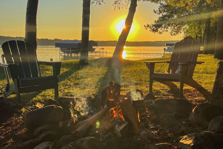 Spacious Luxury Cabin w / Deck & Dock on Bone Lake