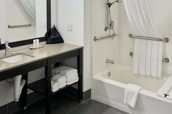 Room 33 of 46