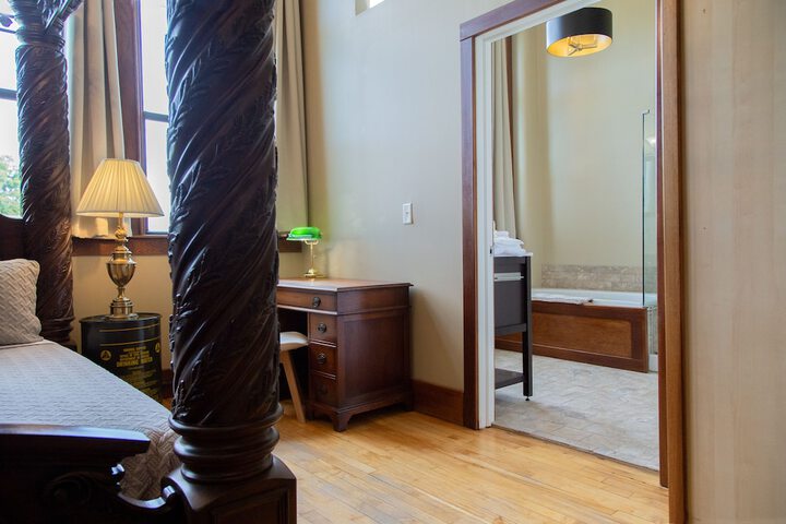 Room 51 of 185