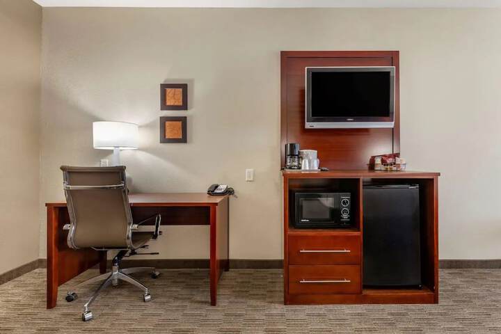 Holiday Inn Express & Suites Milwaukee Nw Park Place by IHG