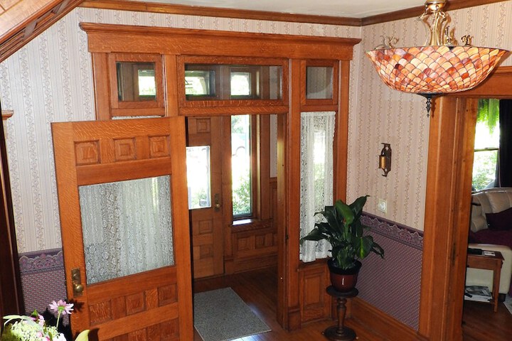 Champaign Garden Inn