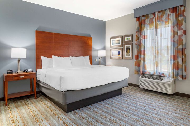 Comfort Inn & Suites Cleveland TX