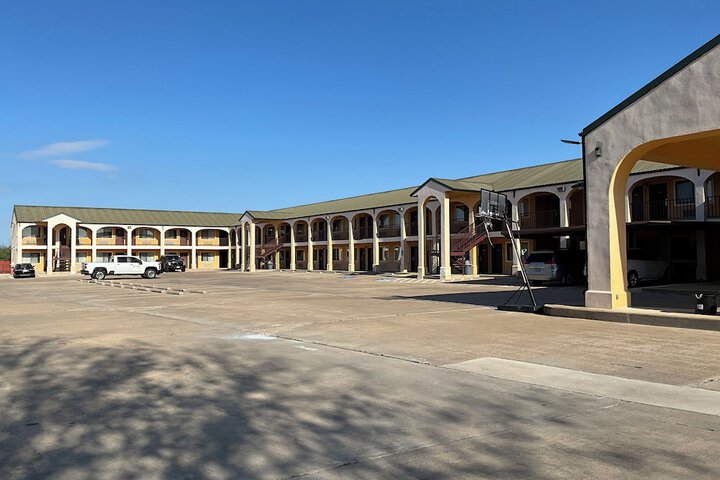 Executive Inn & Suites