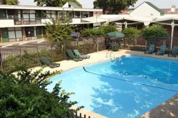 HOWARD JOHNSON INN & SUITES CO