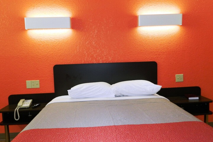 Room 25 of 39