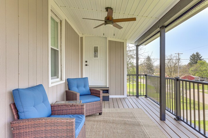 3 Mi to Downtown Youngstown: Apt w / Deck!