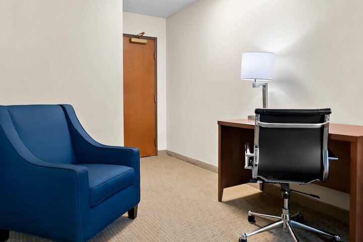 Comfort Inn & Suites Taylor - Detroit