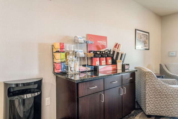 Cobblestone Hotel & Suites - Newport