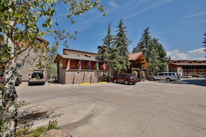 The Crestwood Condominiums