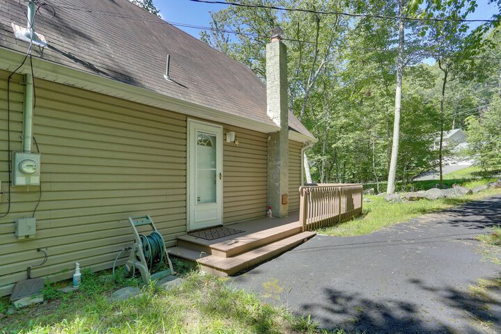 Pools Hot Tub & More: Bushkill Mountain Getaway!