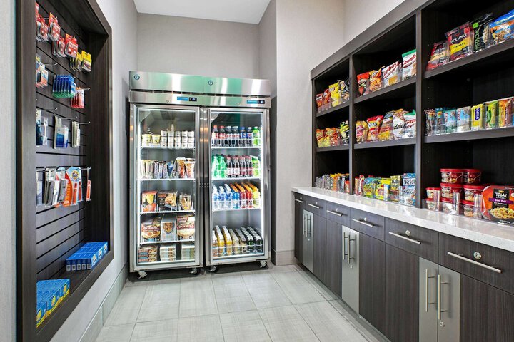 La Quinta Inn & Suites by Wyndham DFW Airport West-Glade