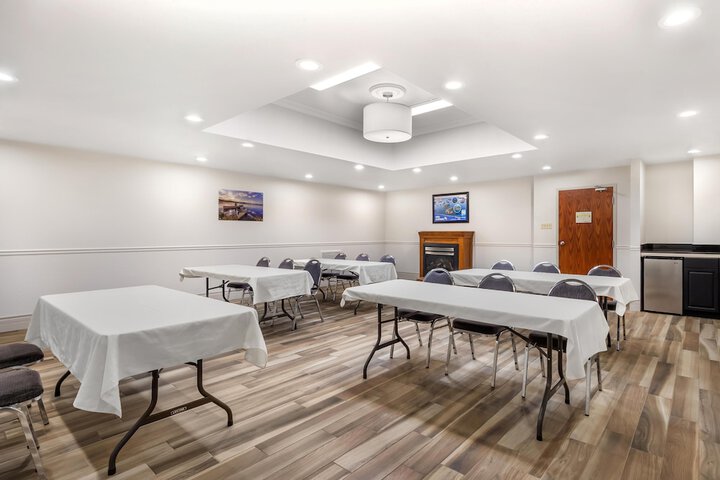 Best Western Plus 1000 Islands Hotel & Suites