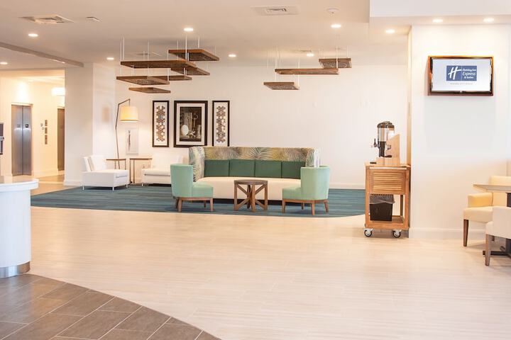Holiday Inn Express & Suites Panama City Beach - Beachfront by IHG