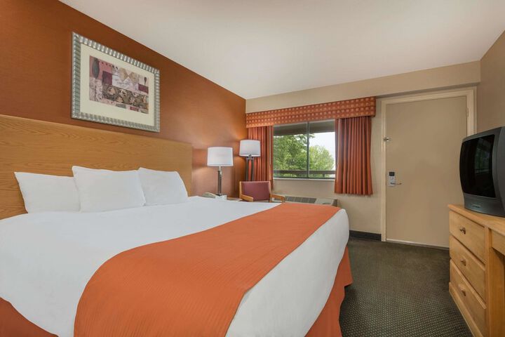 Room 10 of 16