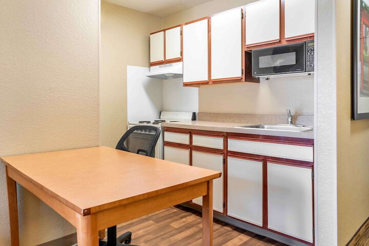 Room 6 of 28