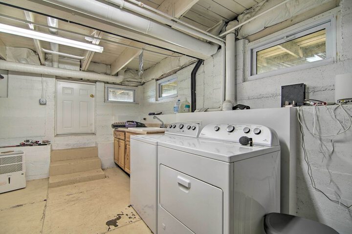 Serene Lakefront Escape: Boat Dock & Grill!