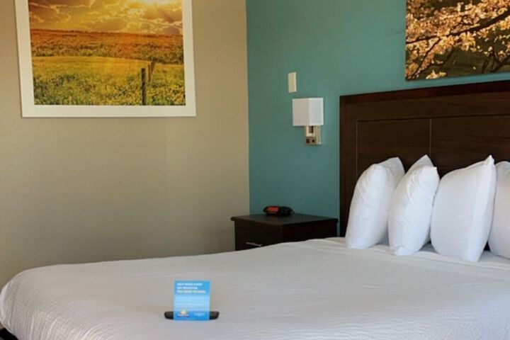 Days Inn & Suites by Wyndham Springfield on I-44