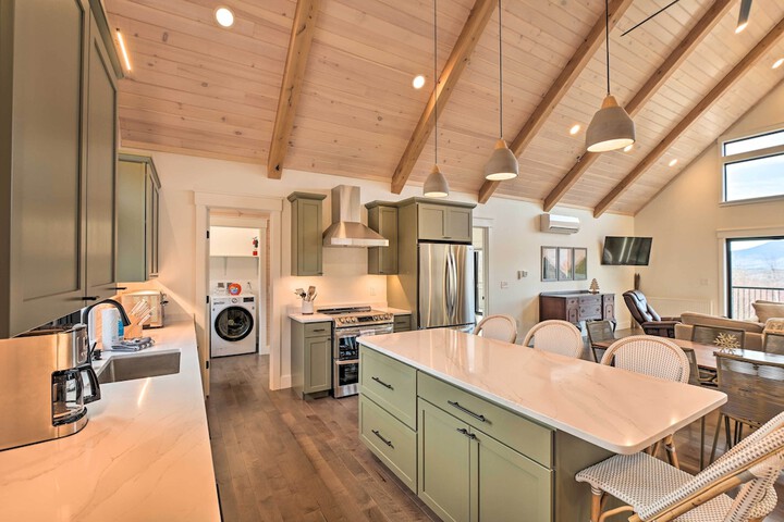 Secluded Kingfield Abode w / Idyllic Mtn Views