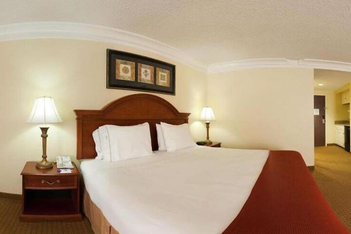 Room 10 of 32