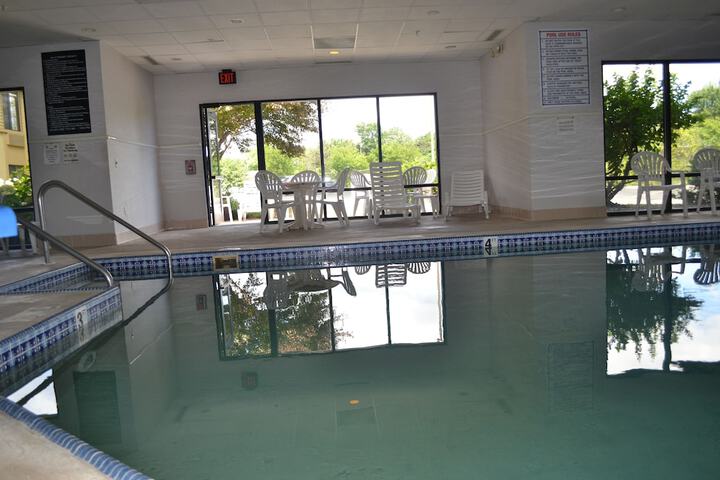 Super 8 by Wyndham Germantown / Milwaukee