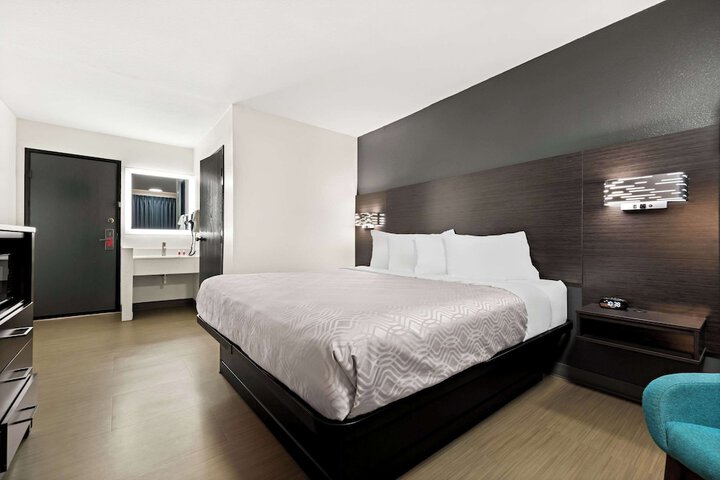 Room 18 of 34