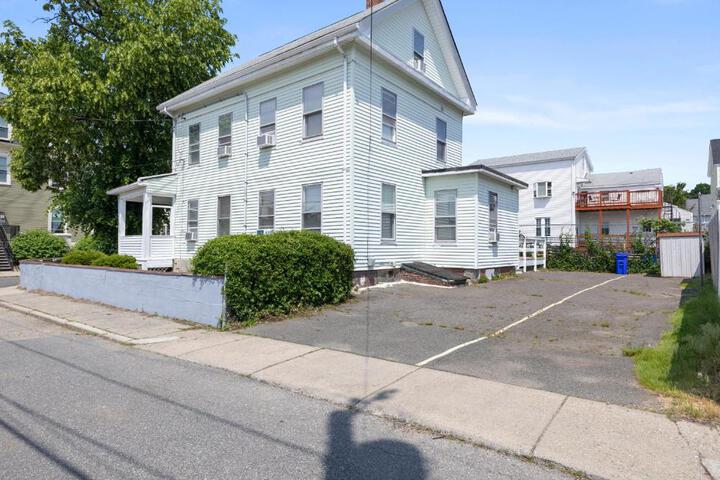 17-19Cozy & Spacious 6BR home in Malden with window AC and free parking