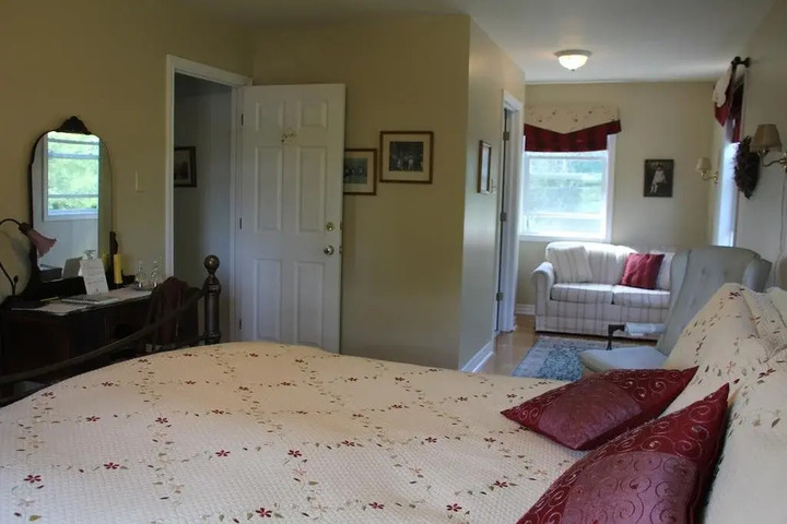 TULIPS AND THISTLE BED & BREAKFAST
