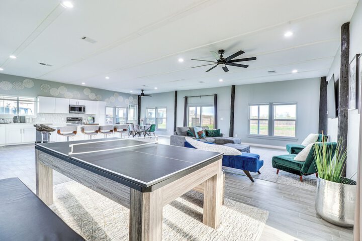Modern Farmhouse in Del Valle: Rural Setting!