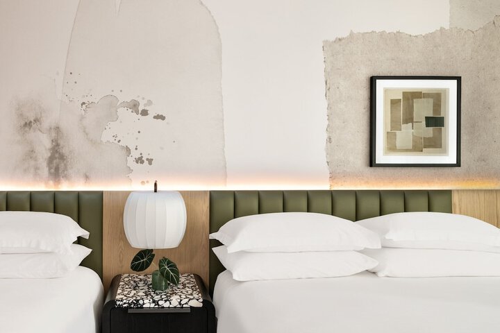 Room 32 of 80