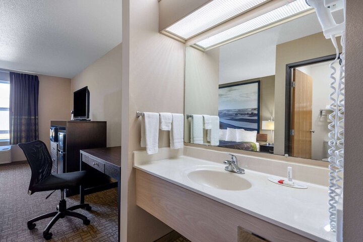 Super 8 by Wyndham Jackson MN