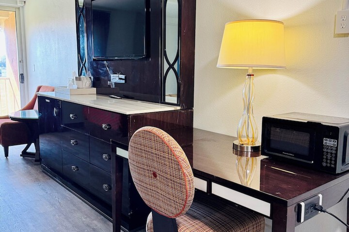 Room 16 of 40
