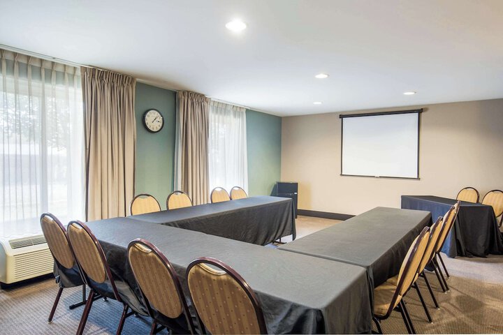 Sleep Inn & Suites Dunmore