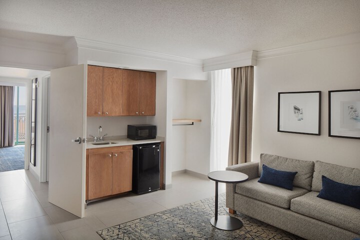Room 33 of 152