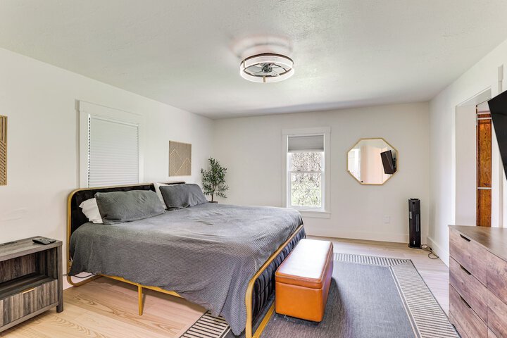 3 Mi to Downtown Youngstown: Apt w / Deck!