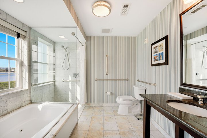 Newport Beach Hotel & Suites