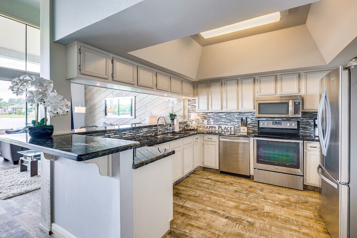 Beautiful Waterfront Condo on Lake Conroe w / Dock