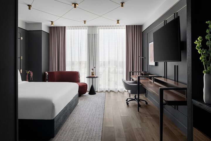 Renaissance Milwaukee West Hotel
